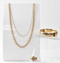 A flat curb link chain necklace, a fine chain necklace and a wide wedding band, combined approx.