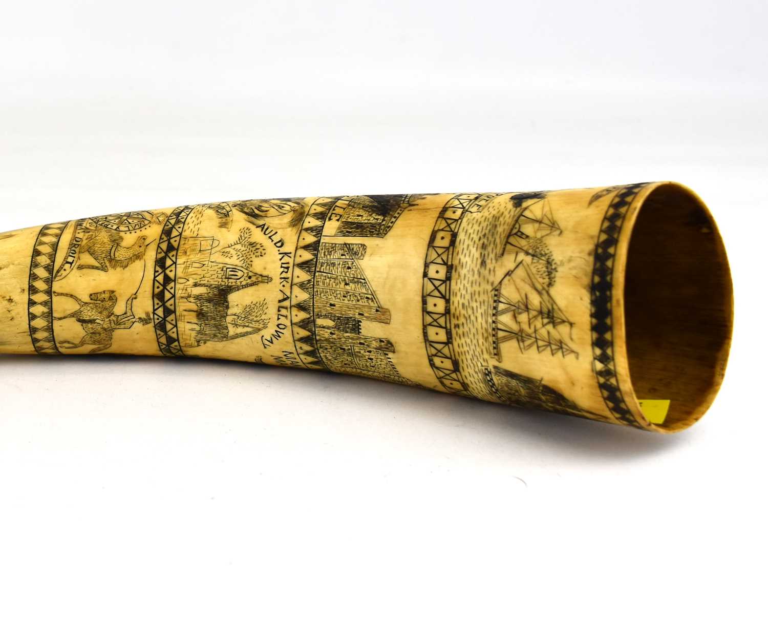 A late 19th century scrimshaw cow horn depicting Edinburgh and Carlisle castle, Scottish - Image 4 of 4