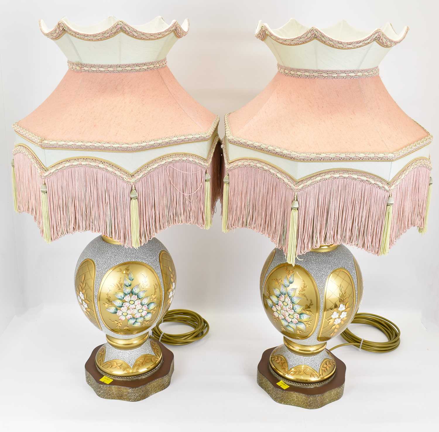 A pair of large vintage Italian-style table lamps, the baluster glass bodies with floral and white - Bild 2 aus 4