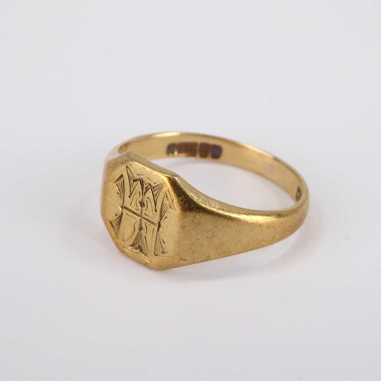 A gentlemen's 9ct gold signet ring with flat top, engraved with initials 'TH', size T, approx. 4. - Image 2 of 3