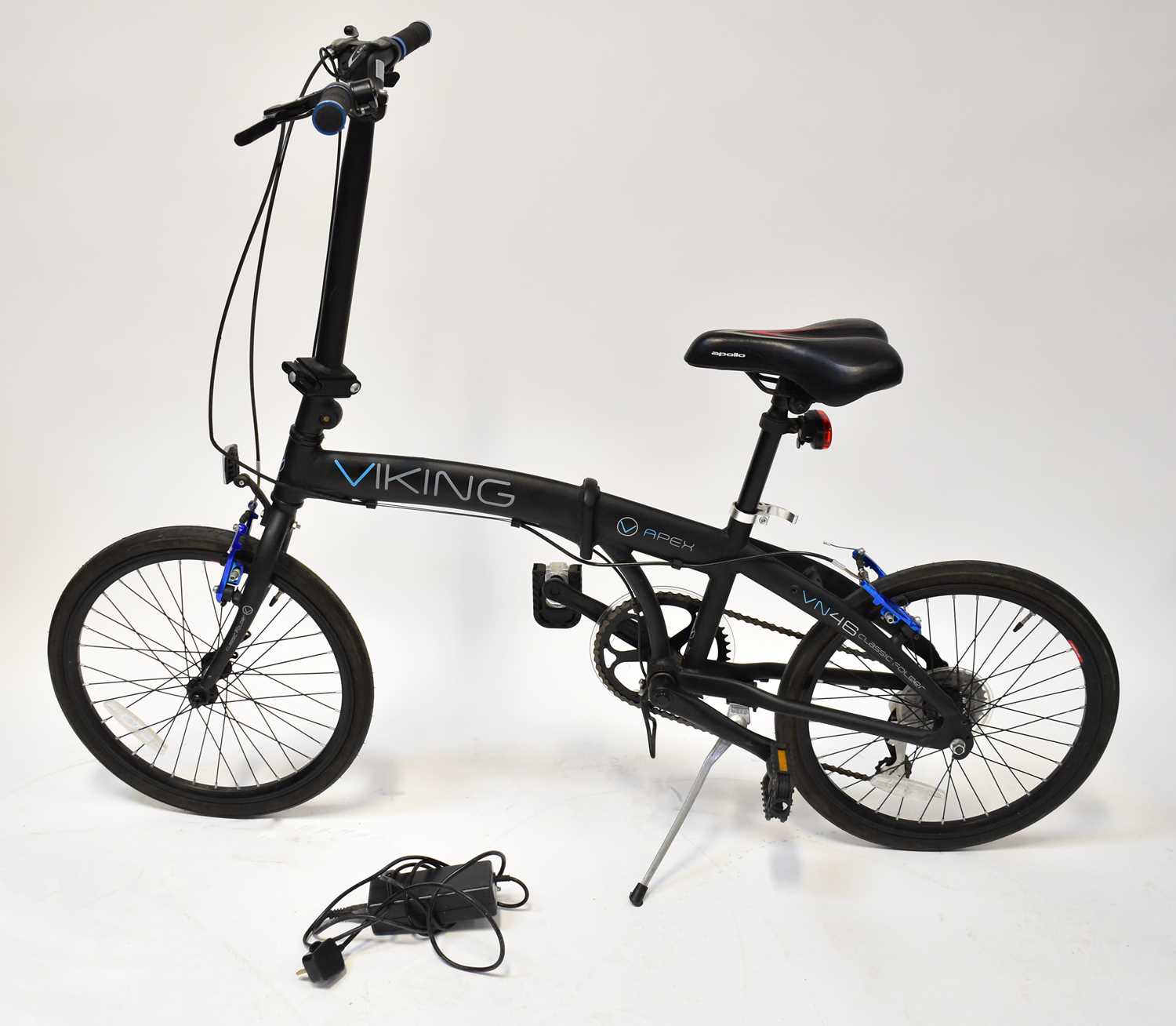 A Viking Apex VN46 folding bicycle in black livery. Condition Report: - Not tested, no guarantee