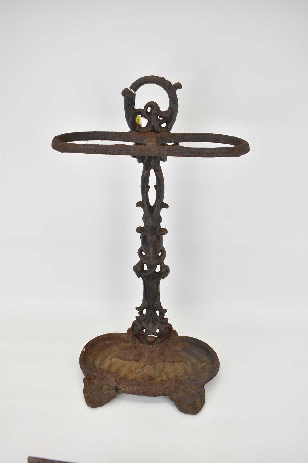 A cast iron stick stand with double hoop top, pierced floral column and lilypad-style drip tray - Image 3 of 3