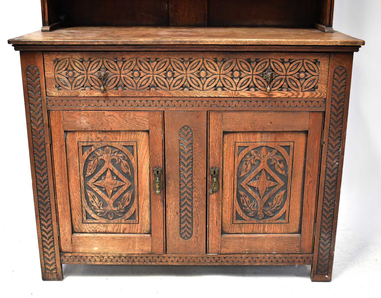 An early 20th century carved oak dresser with enclosed plate rack of three shelves, above a base - Image 2 of 3