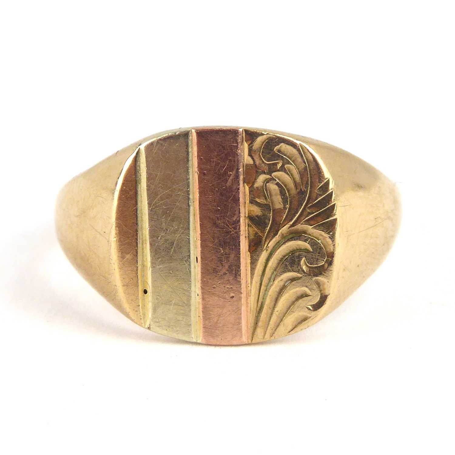 A gentlemen's 9ct gold signet ring with square table and vertical various coloured and patterned