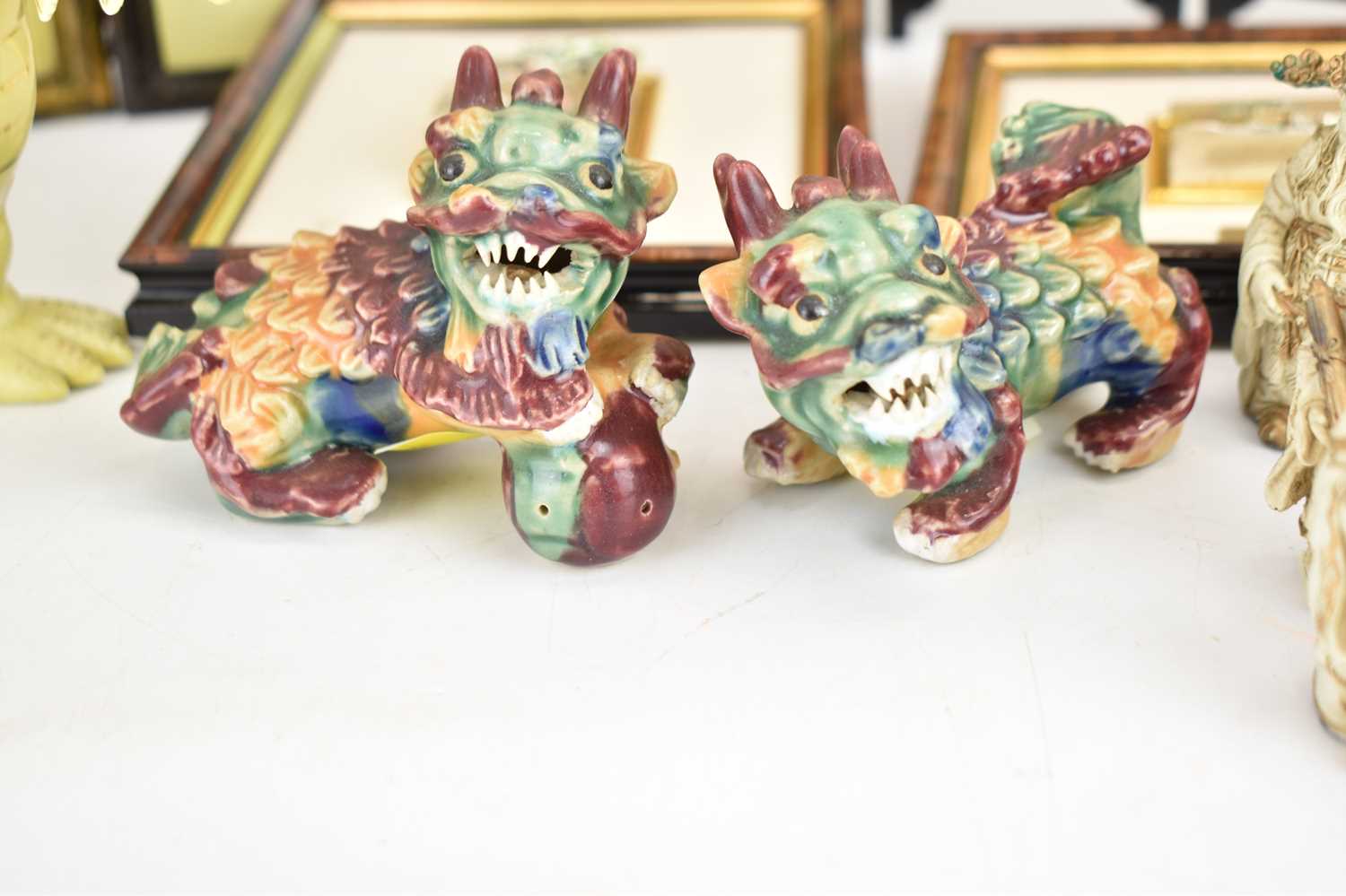 A mixed collectors' lot of Oriental themed items, comprising two ceramic dogs of Fo, a red lacquered - Image 3 of 6