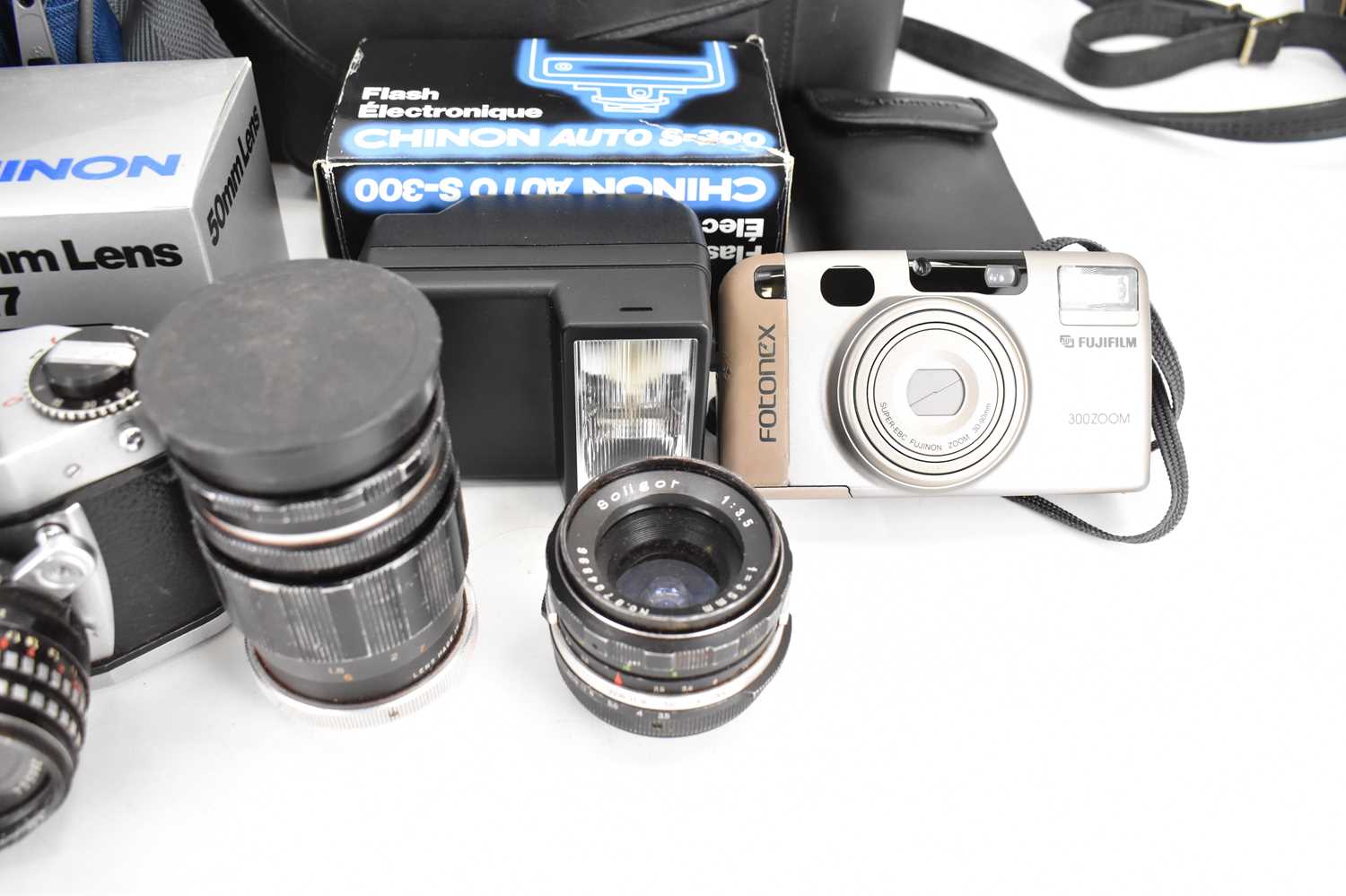Two vintage cameras and equipment comprising an Exa 500, various lenses to include a Domiplan 2.8/ - Image 4 of 5