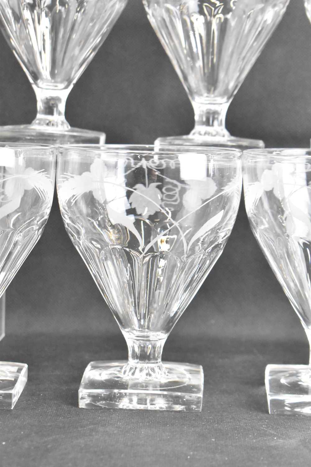 Two sets of similar shaped rummer glasses, with cone-shaped bowls with moulded fluted bottoms, - Bild 3 aus 4