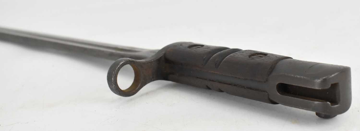 REMMINGTON; a WWI 1913 pattern bayonet, dated 16/2/1913, with relevant markings and leather - Image 5 of 12