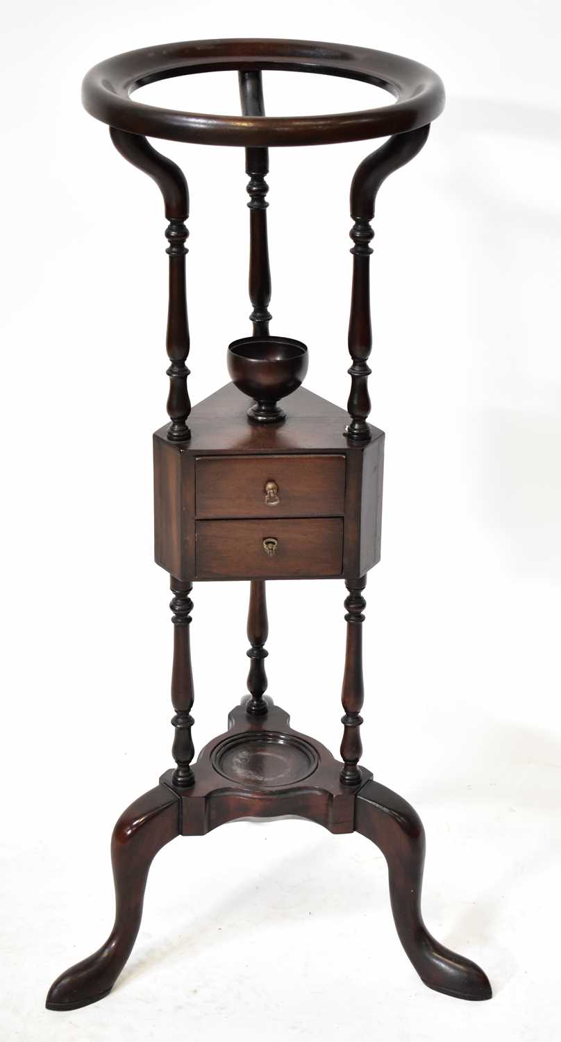 An Edwardian mahogany three-tier shaving stand on turned columns, height 86cm. Condition Report: