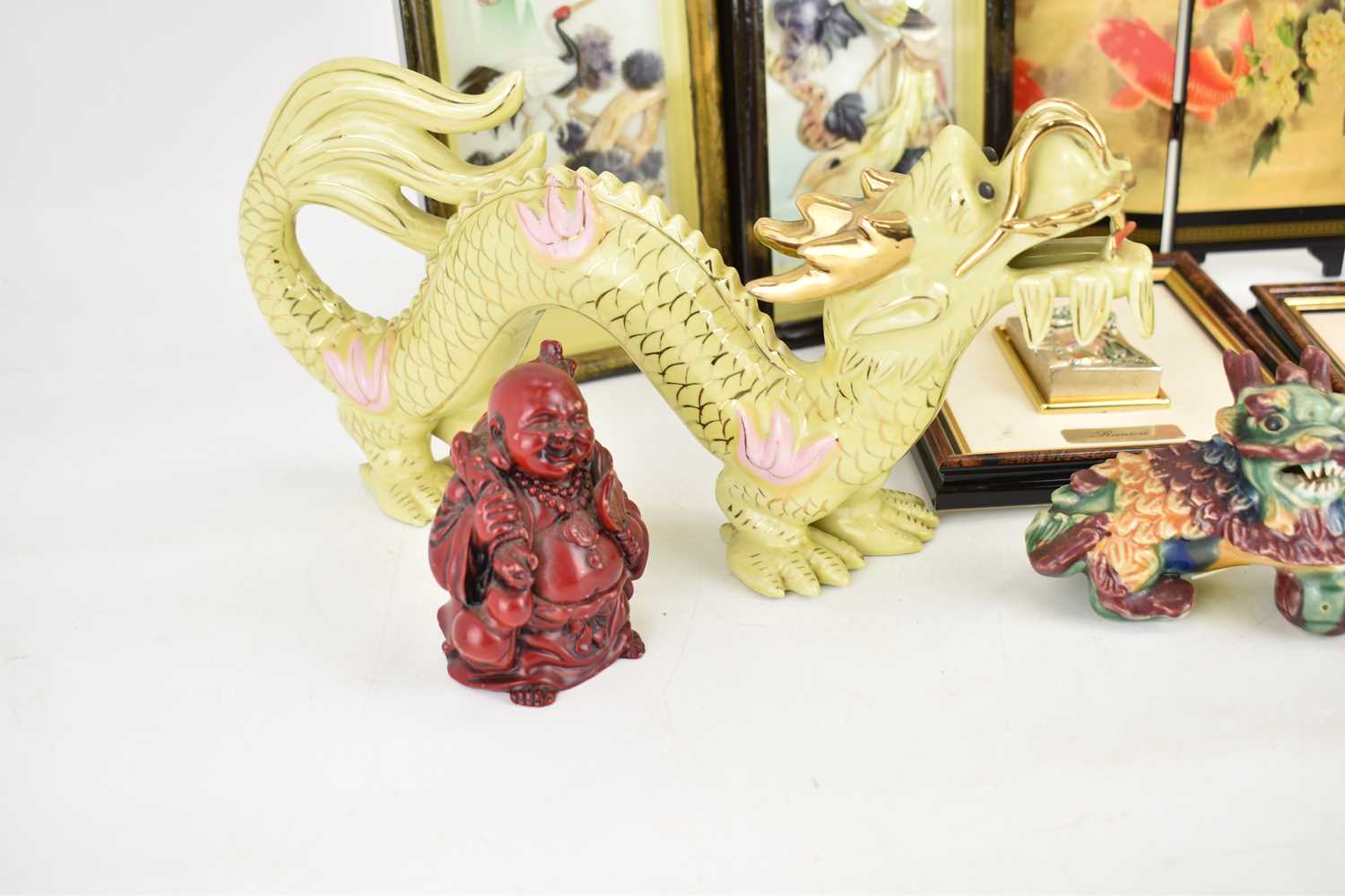 A mixed collectors' lot of Oriental themed items, comprising two ceramic dogs of Fo, a red lacquered - Image 2 of 6