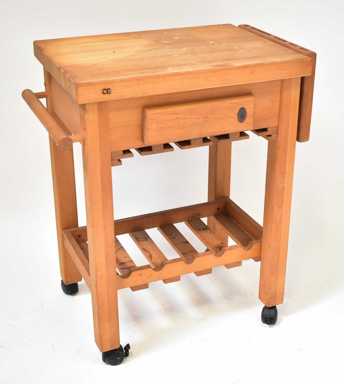 A pine kitchen wall-hanging unit with four racks for bottles above a pair of cupboard doors, 92 x 68 - Bild 3 aus 4