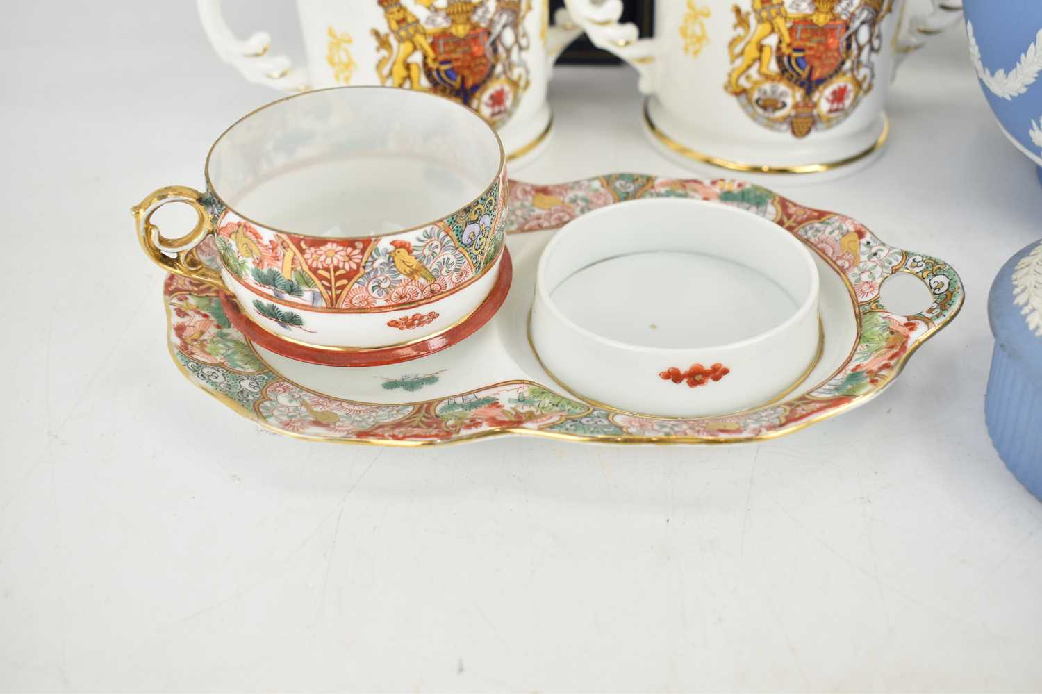 A collectors' lot of mixed ceramics comprising Royal Crown Derby, Meadow Rabbit, Collectors Guild - Image 2 of 4
