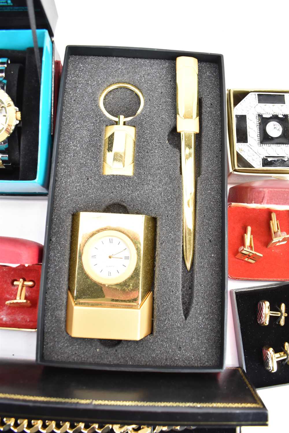 Mixed costume jewellery comprising four cased sets of cufflinks, a gold plated heavy curb chain - Bild 3 aus 5