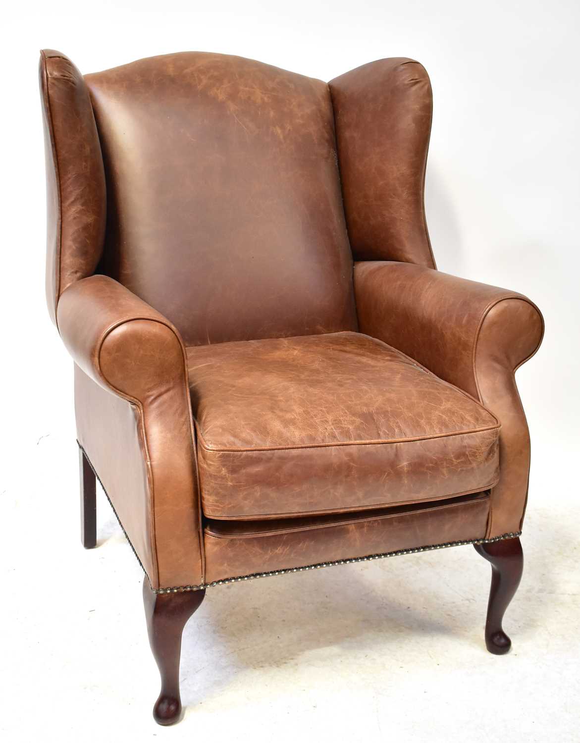 A modern brown leather wing armchair with studs, on mahogany cabriole feet, height 105cm. - Bild 2 aus 2