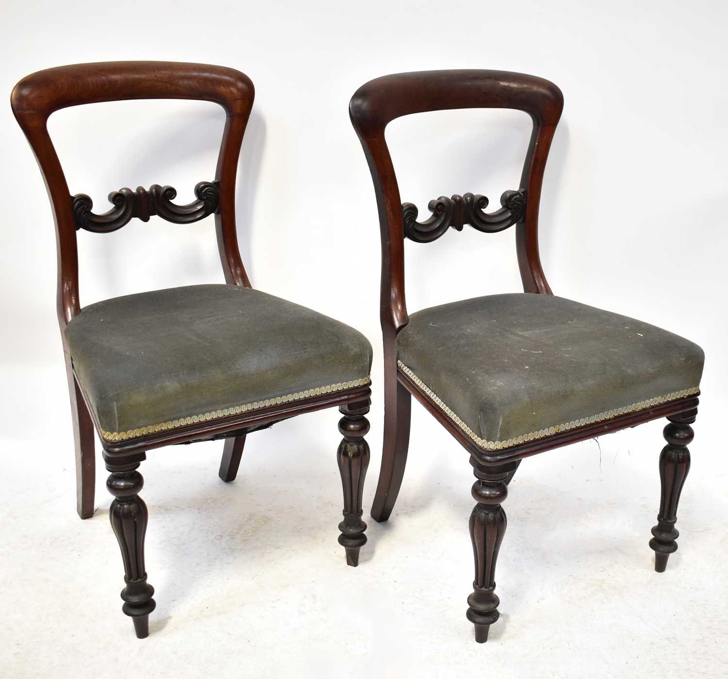 Four Regency mahogany bar-back dining chairs with blue velour upholstered seats, on reeded legs (4). - Image 2 of 2