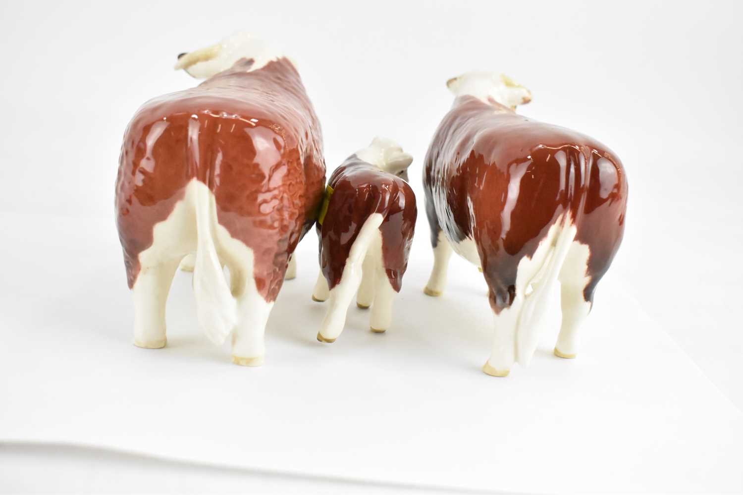 BESWICK; a Hereford family group, comprising Bull 1363A, Cow 1360 and Calf 1406B (3). Condition - Image 5 of 5