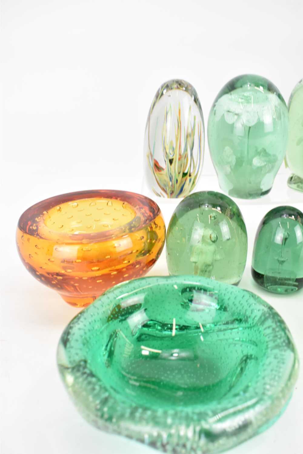 A group of decorative coloured and art glass, comprising seven Victorian green glass dump - Image 5 of 5