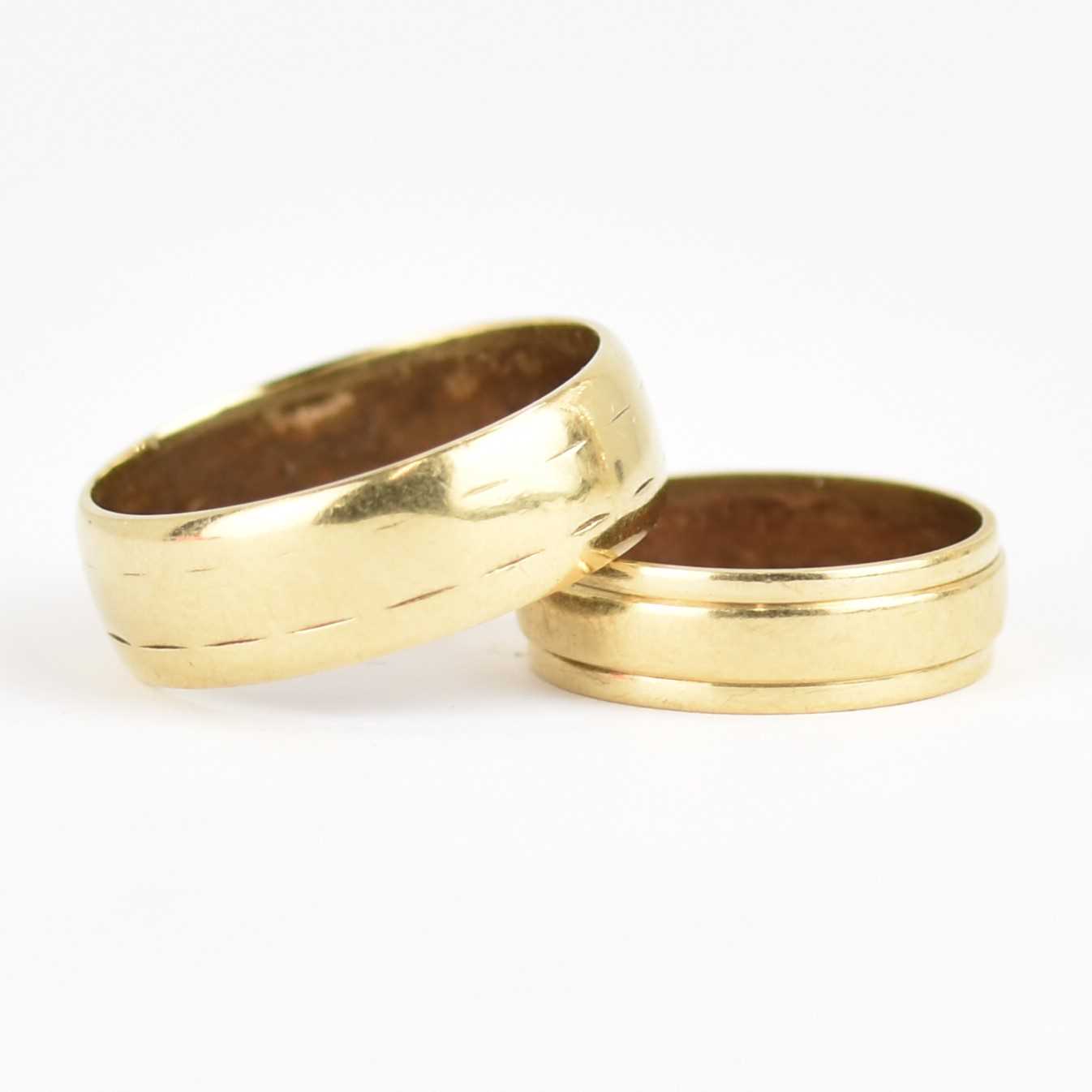 Two 9ct gold wedding bands, sizes Q and I, combined approx. 5.5g (2).