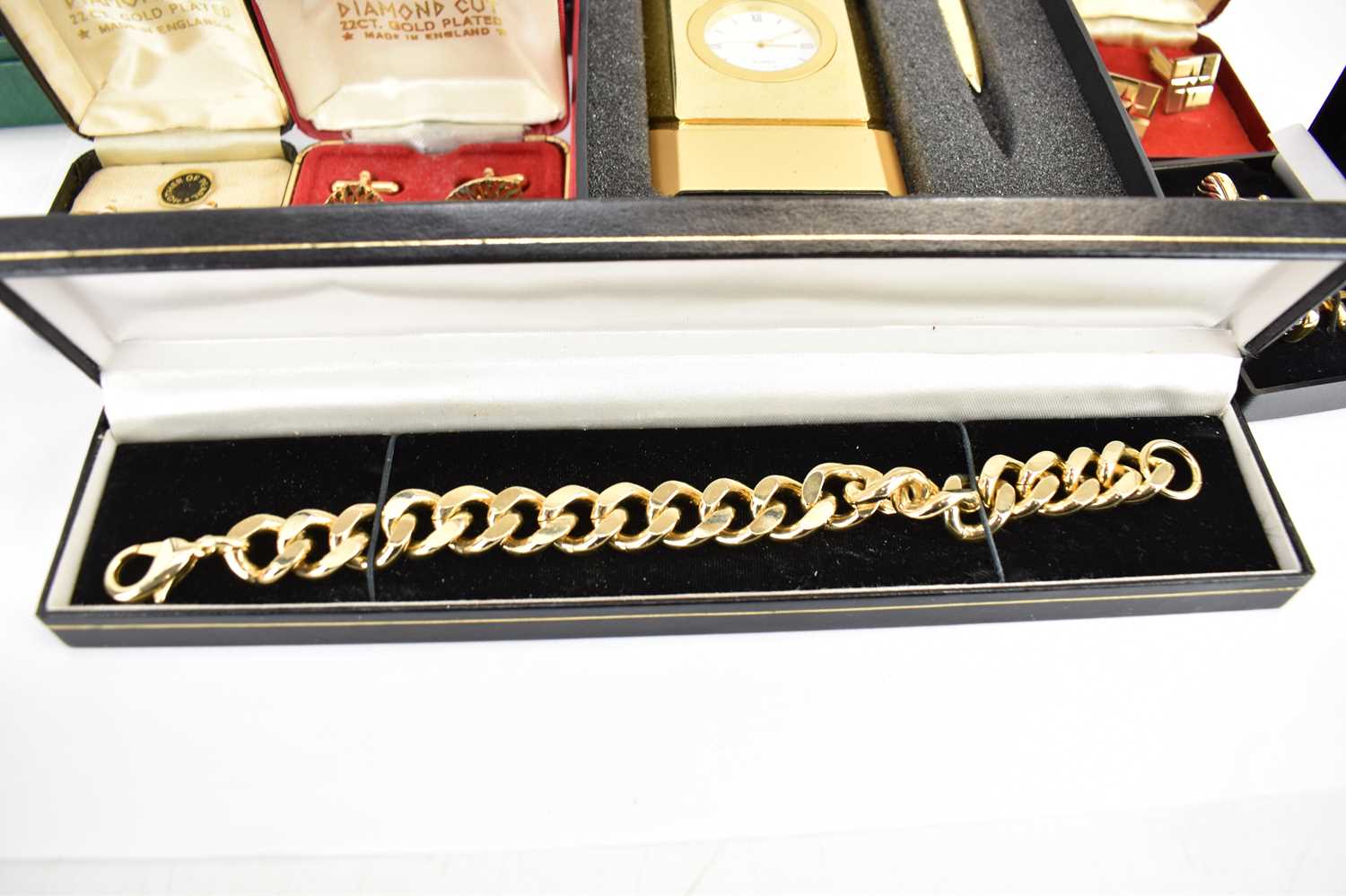 Mixed costume jewellery comprising four cased sets of cufflinks, a gold plated heavy curb chain - Bild 5 aus 5