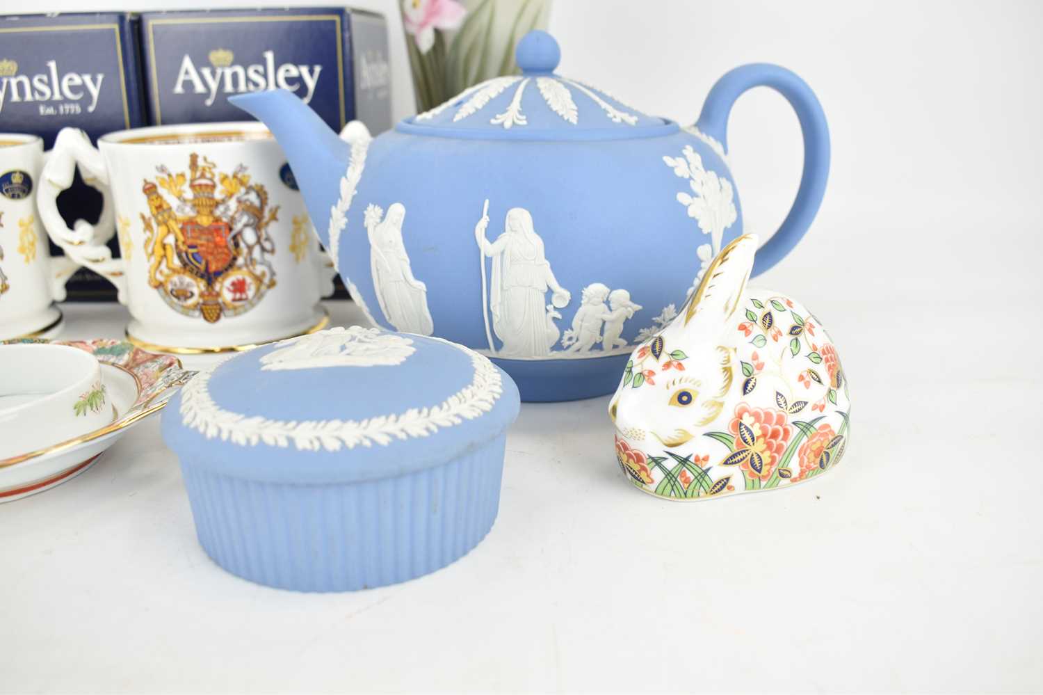 A collectors' lot of mixed ceramics comprising Royal Crown Derby, Meadow Rabbit, Collectors Guild - Image 3 of 4