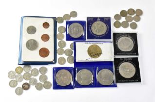 A quantity of UK and world coins, mostly post-1920 half-silver examples, with some commemorative