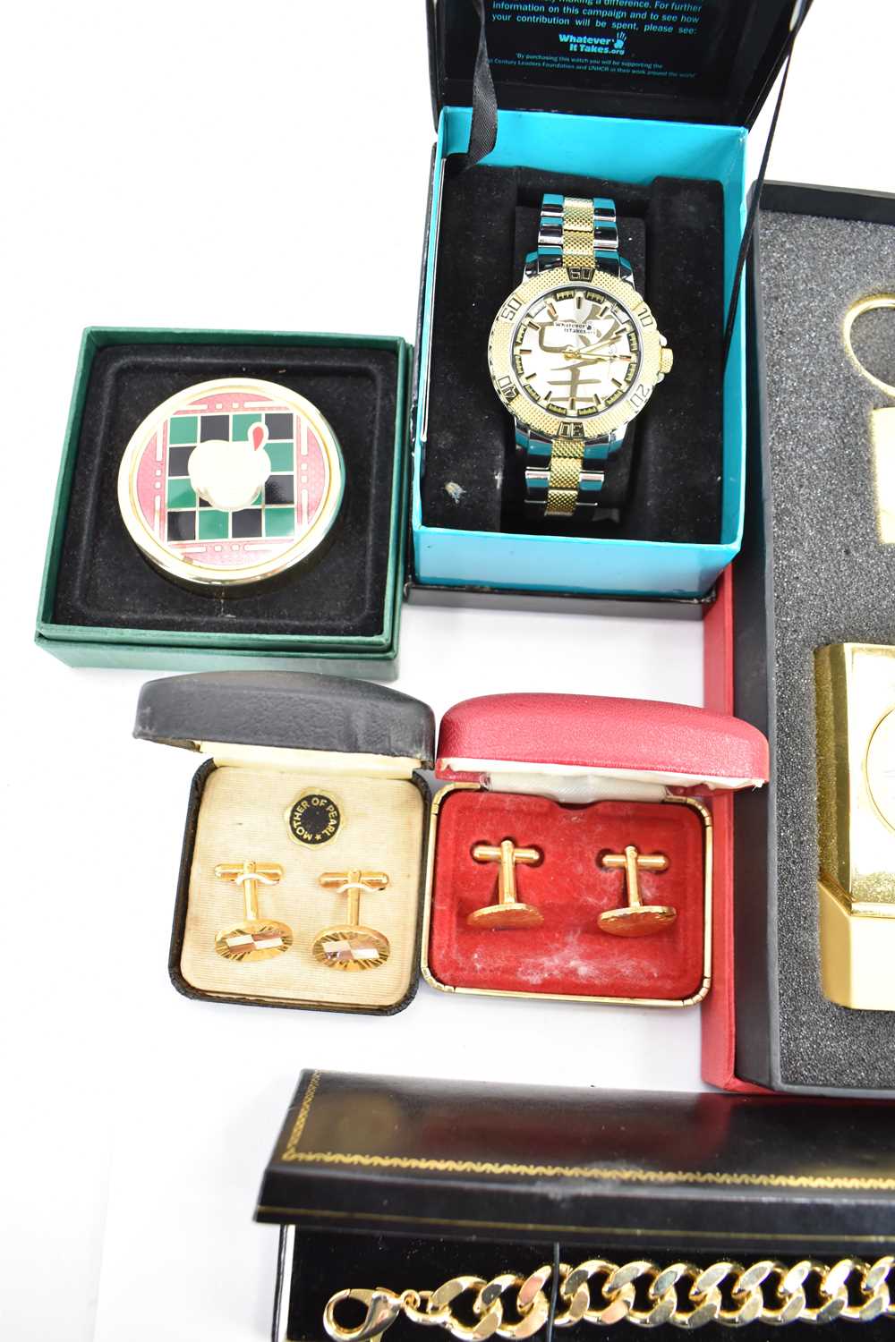 Mixed costume jewellery comprising four cased sets of cufflinks, a gold plated heavy curb chain - Bild 4 aus 5