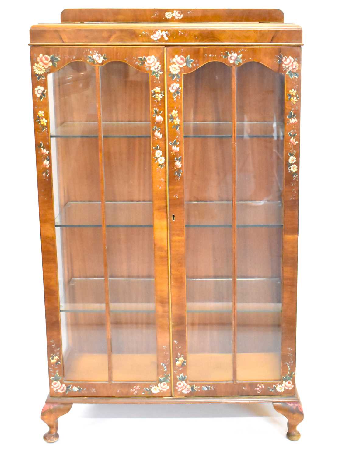 A vintage mahogany two-door display cabinet with three glass inner shelves, glazed sides and - Image 3 of 3