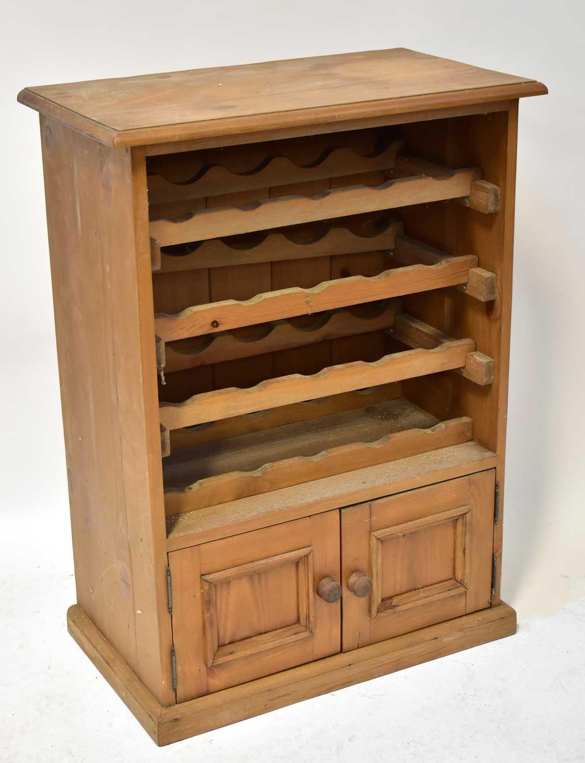 A pine kitchen wall-hanging unit with four racks for bottles above a pair of cupboard doors, 92 x 68 - Image 2 of 4