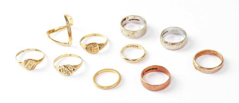 Ten various 9ct gold rings, comprising two white metal examples, three signet rings, one chevron-