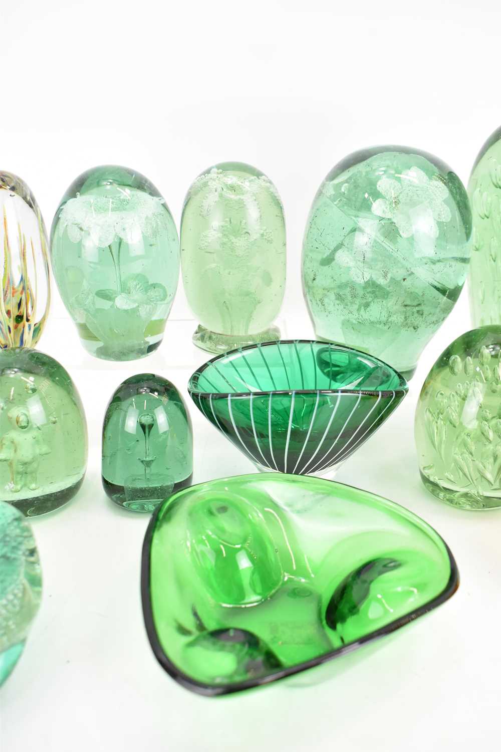 A group of decorative coloured and art glass, comprising seven Victorian green glass dump - Image 4 of 5
