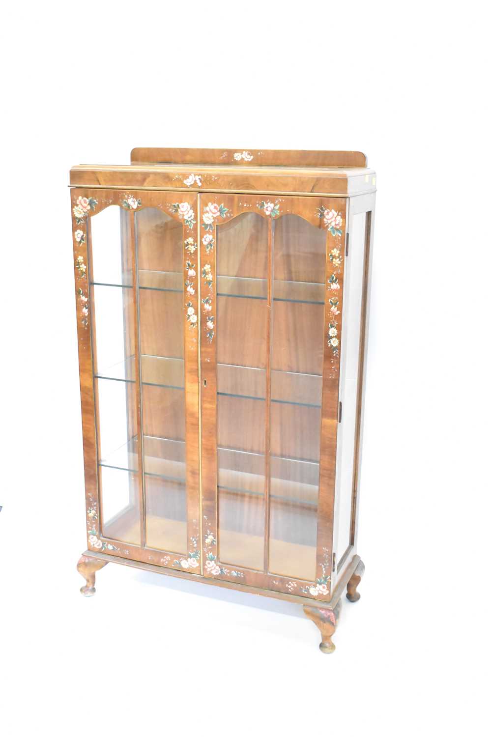 A vintage mahogany two-door display cabinet with three glass inner shelves, glazed sides and - Image 2 of 3