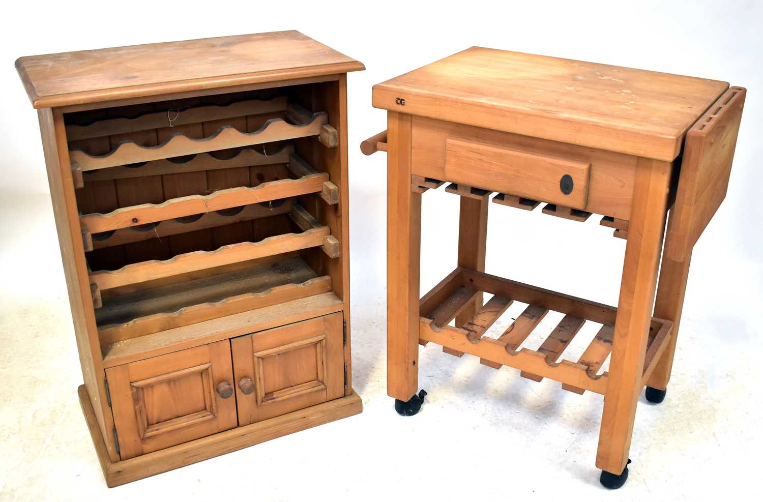 A pine kitchen wall-hanging unit with four racks for bottles above a pair of cupboard doors, 92 x 68