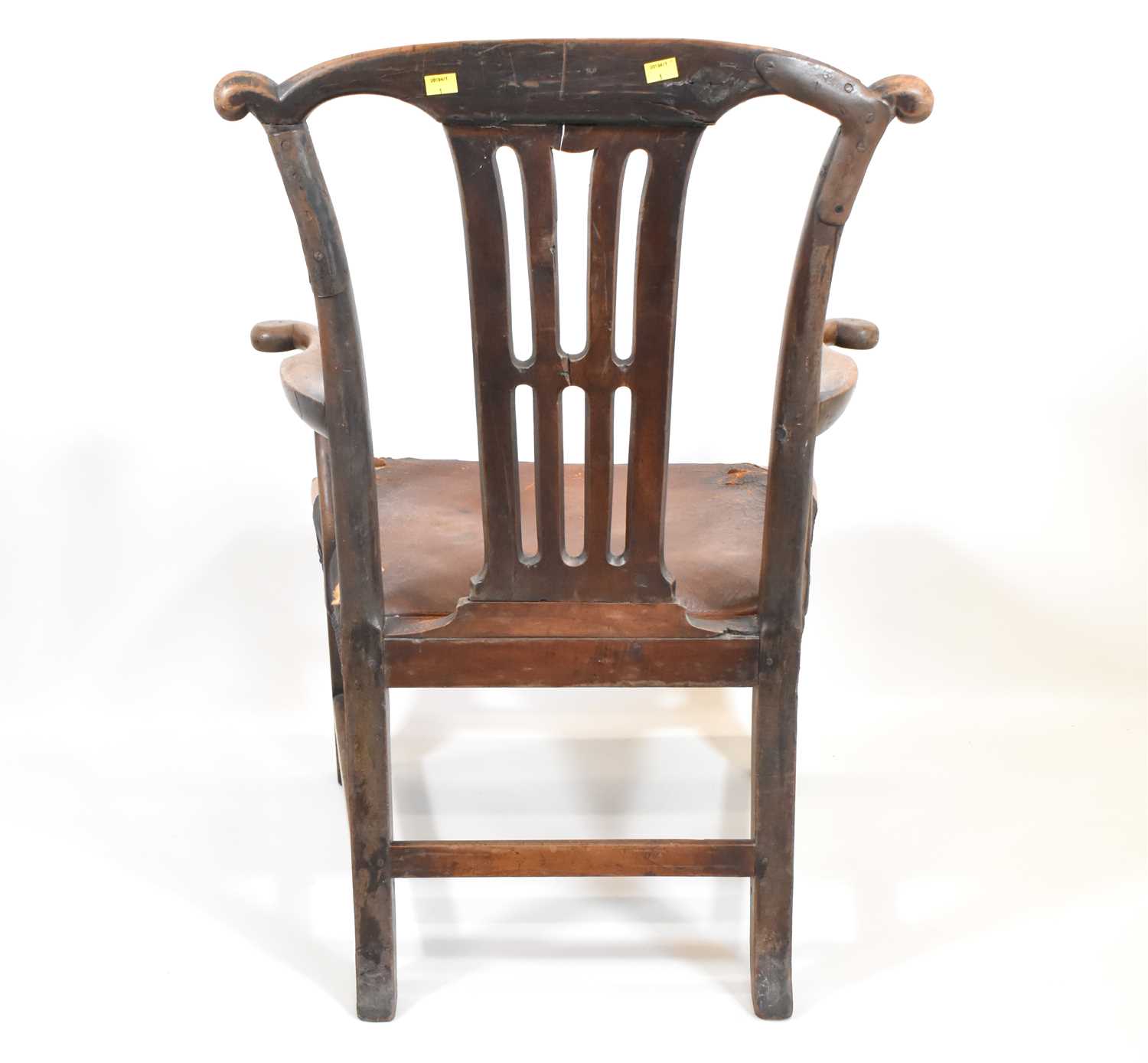 A George III oak armchair with yoke-shaped top rail, pierced back splat, scroll arms, stuffed - Bild 5 aus 5