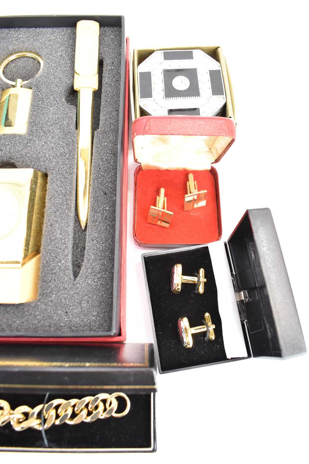 Mixed costume jewellery comprising four cased sets of cufflinks, a gold plated heavy curb chain - Bild 2 aus 5