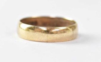 A 9ct yellow gold wedding band, size V, approx.4.1g.