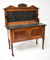 An Edwardian oak marble-topped wash stand with marble inlaid back panel, 129 x 108 x 43.5cm (af).