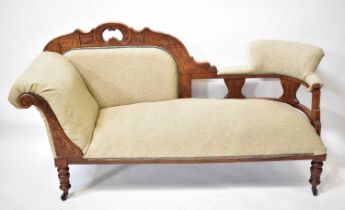 An Edwardian walnut framed chaise longue raised on turned supports to castors, 96 x 183 x 61cm.