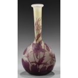 Solifleur-Vase mit Akelei-Dekor von Emile Gallé