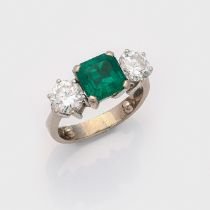 Klassischer Smaragd-Juwelenring mit Brillantsolitären