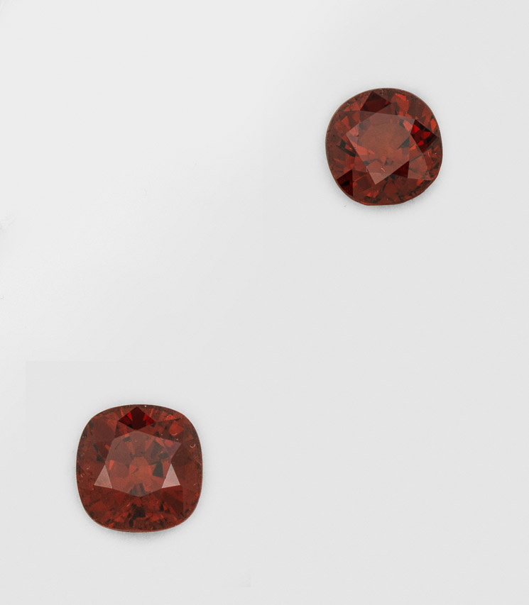 Paar Spessartin-Steine mit Entwurfszeichnung für Ohrringe
