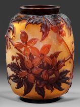 Seltene "Soufflé"-Vase mit Clematis-Dekor