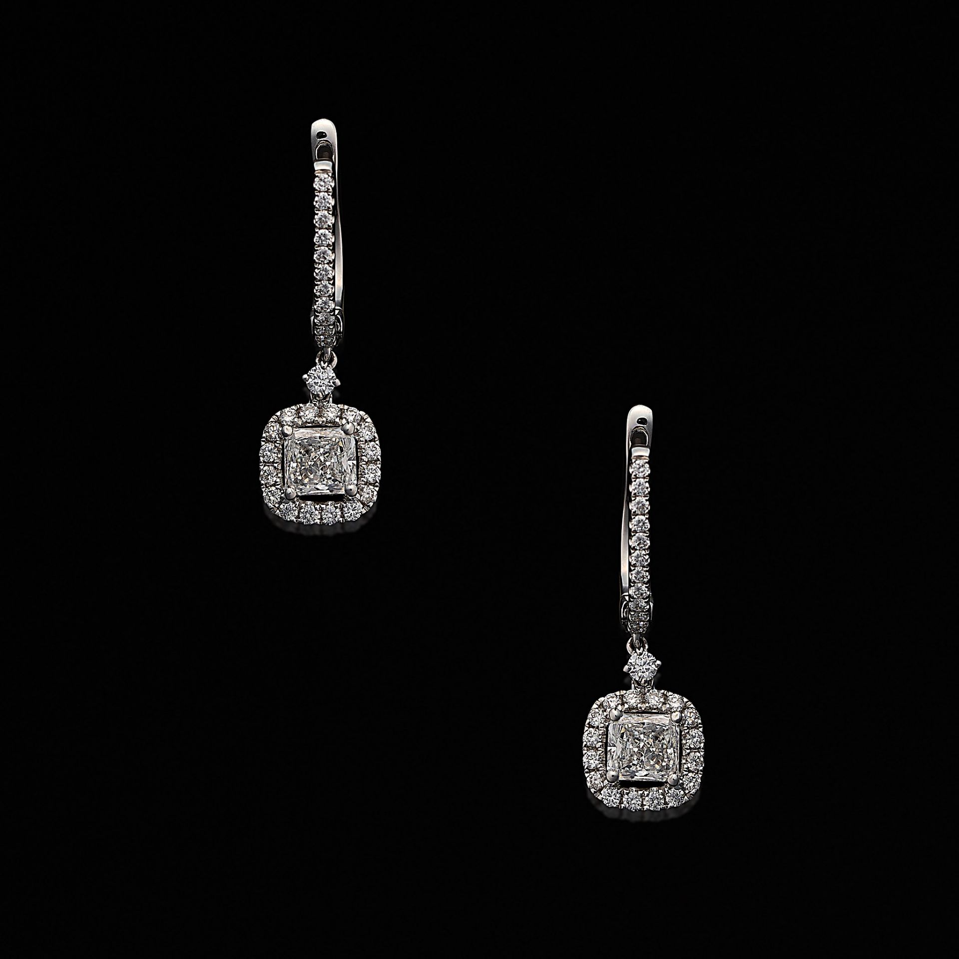Paar hochfeine Diamant-Ohrgehänge