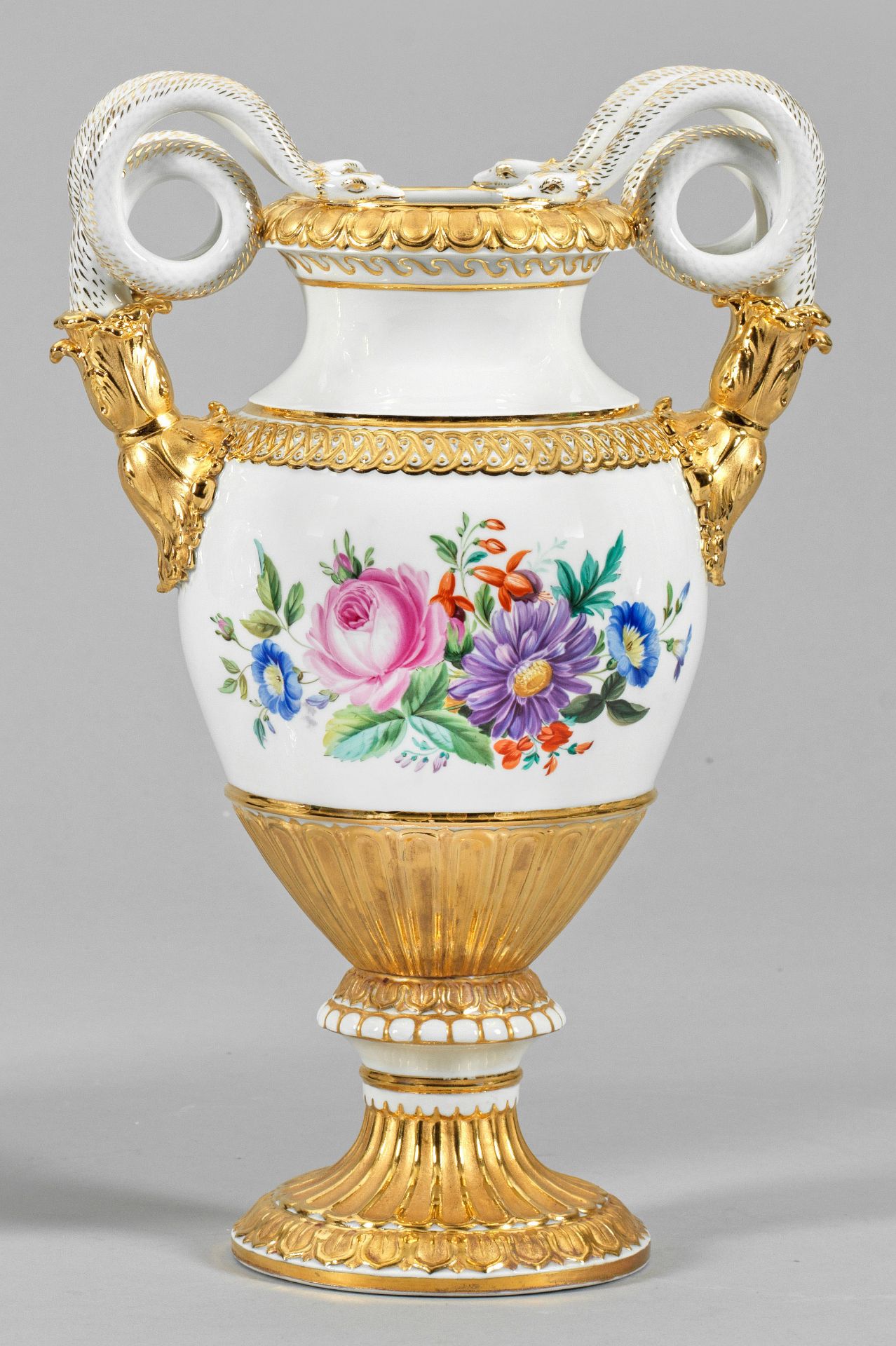 Schlangenhenkelvase mit Blumendekor