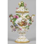 Meissen Potpourrivase mit Blumen- und Watteaudekor