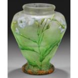 Jugendstil-Vase mit Ziertabak-Dekor von Daum Frères