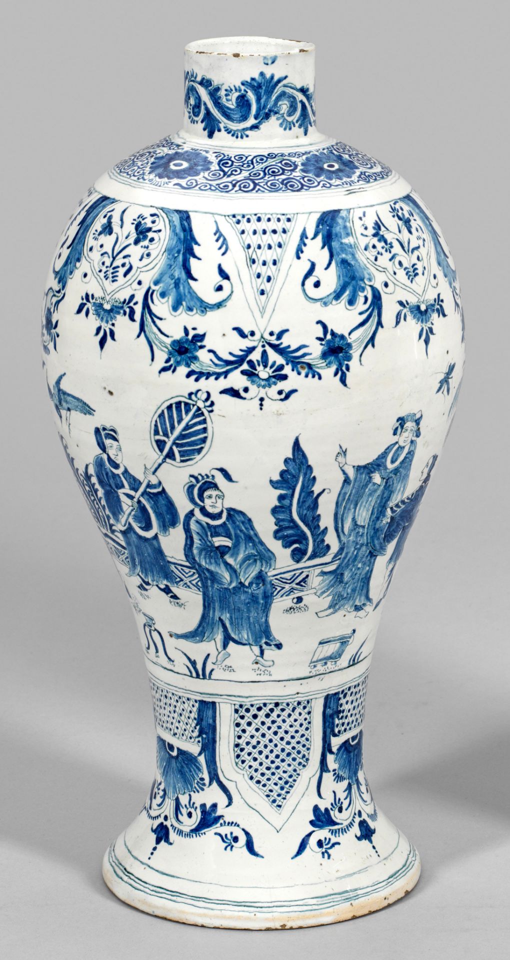 Museale große Braunschweiger Vase mit Chinoiserien