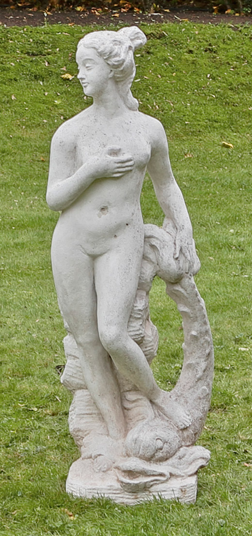 Venus mit Delfin als Parkfigur