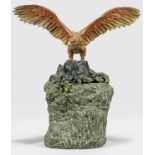 Adler auf Felsensockel mit Kiefernzweig