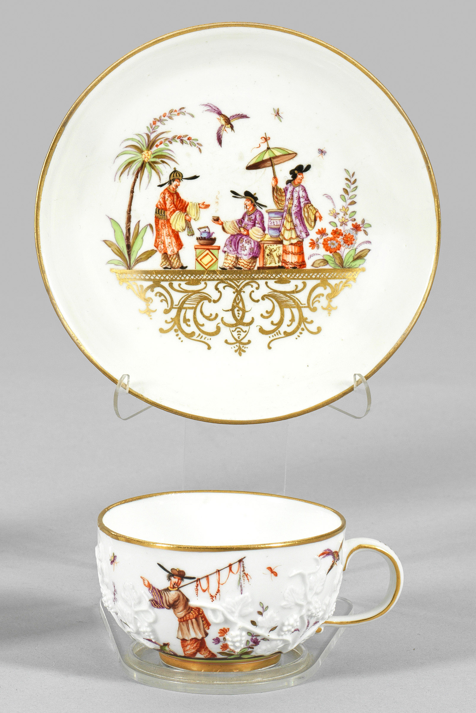 Ziertasse mit Weinlaubrelief und Chinoiserie-Dekor