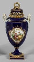 Meissen Potpourrivase mit Watteau- und Blumendekor